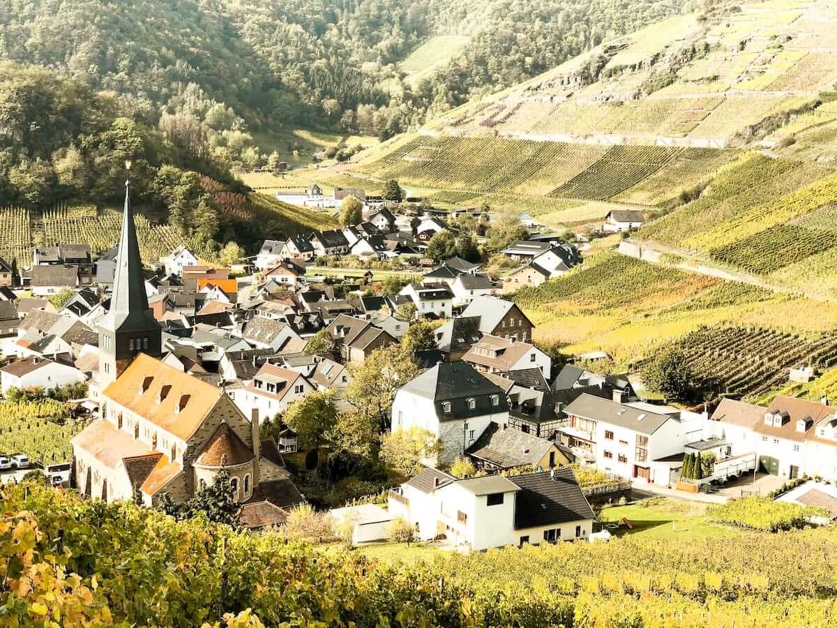 Weinberge und Dörfchen auf dem Rotweinwanderweg im Ahrtal in NRW