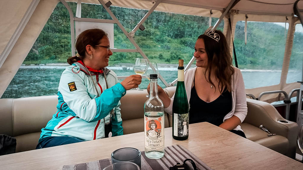 Weinprobe auf dem Josi Event Boat auf der Mosel - Weinkönigin Mosella und Couchflucht stoßen an