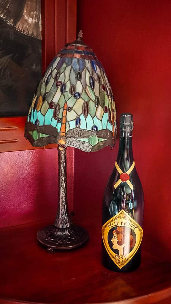 Glaslampe und Weinflasche im Jugendstilhotel Bellevue in Traben-Trarbach