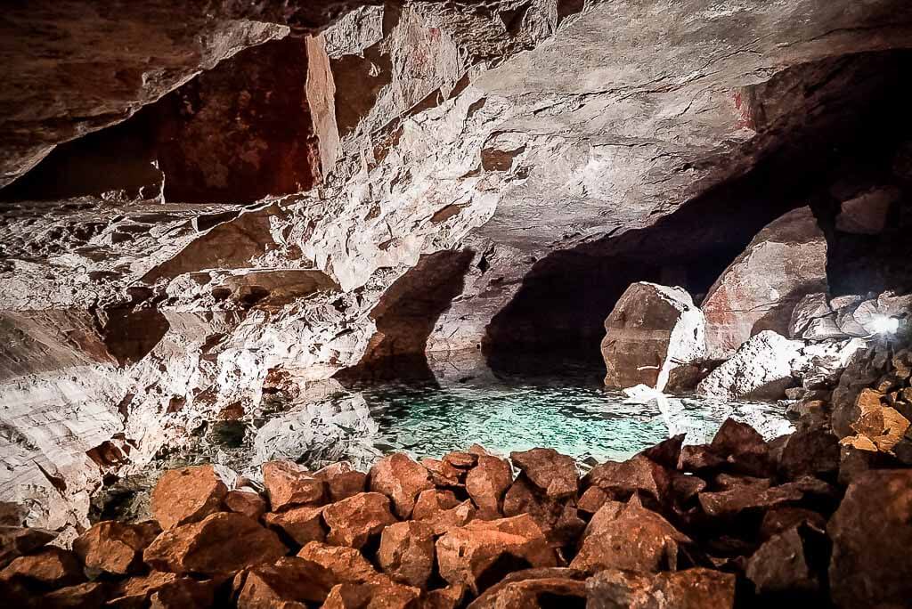 Der glasklare unterirdische Thyra-See in der Höhle Heimkehle