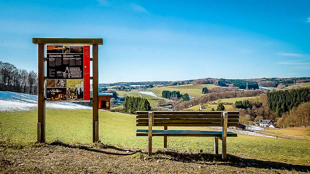 Wandern im Bergischen Land auf dem Waldmythenweg bei Waldbröl