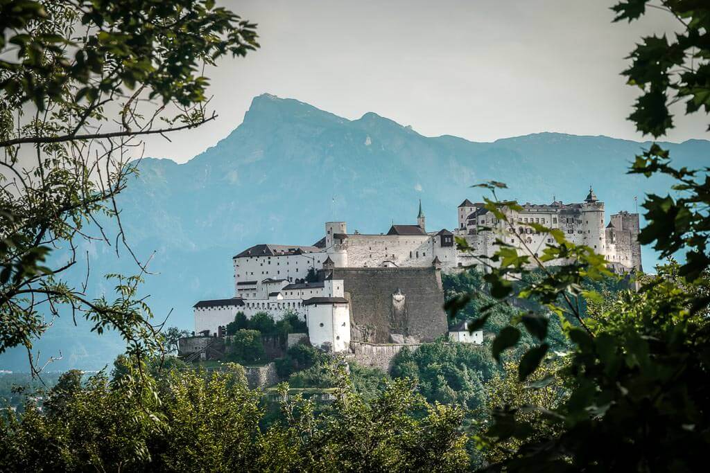 Salzburg Wandern - Blick auf die Festung Hohensalzburg und den Untersberg vom Kapuzinerberg
