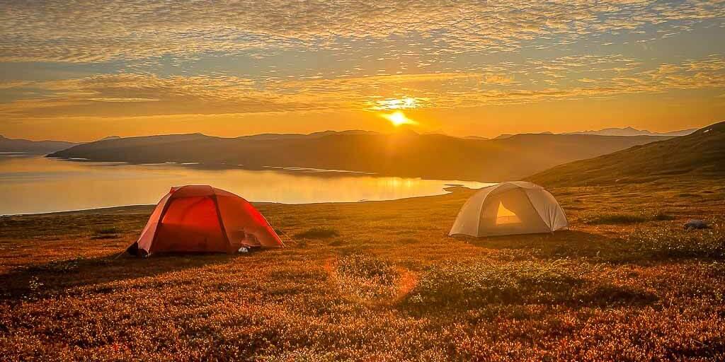 Zwei Zelte von Big Agnes Copper Spur beim Sonnenuntergang auf dem Padjelantaleden