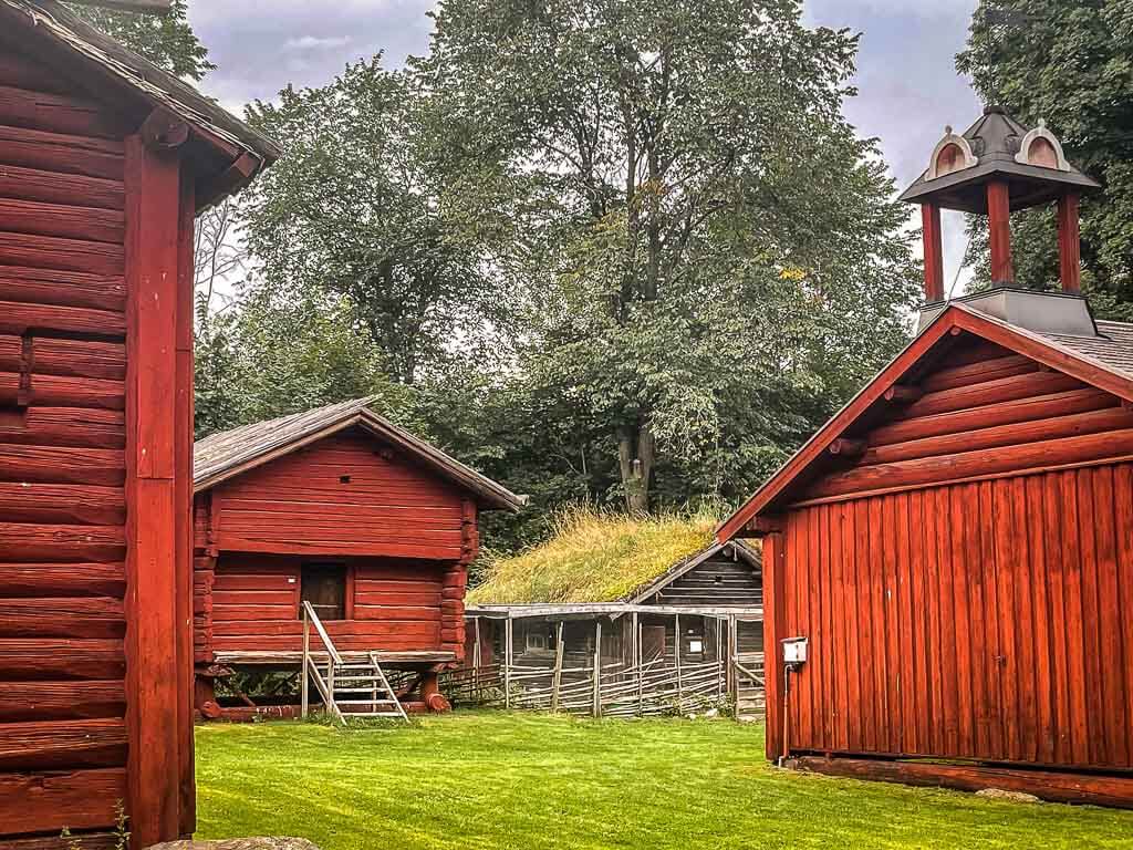 Rote Holzhäuser im Freilichtmuseum Gammelgarden in Borlänge