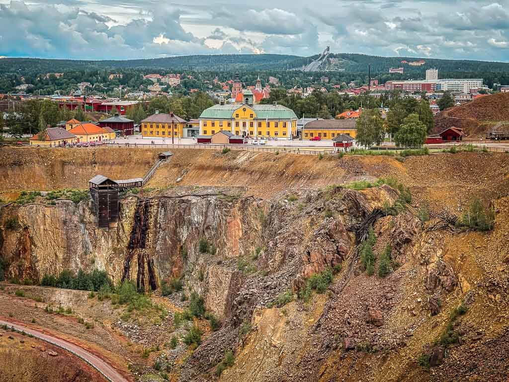 Blick auf die Kupfermine und die dahinter liegende Stadt Falun in Dalarna