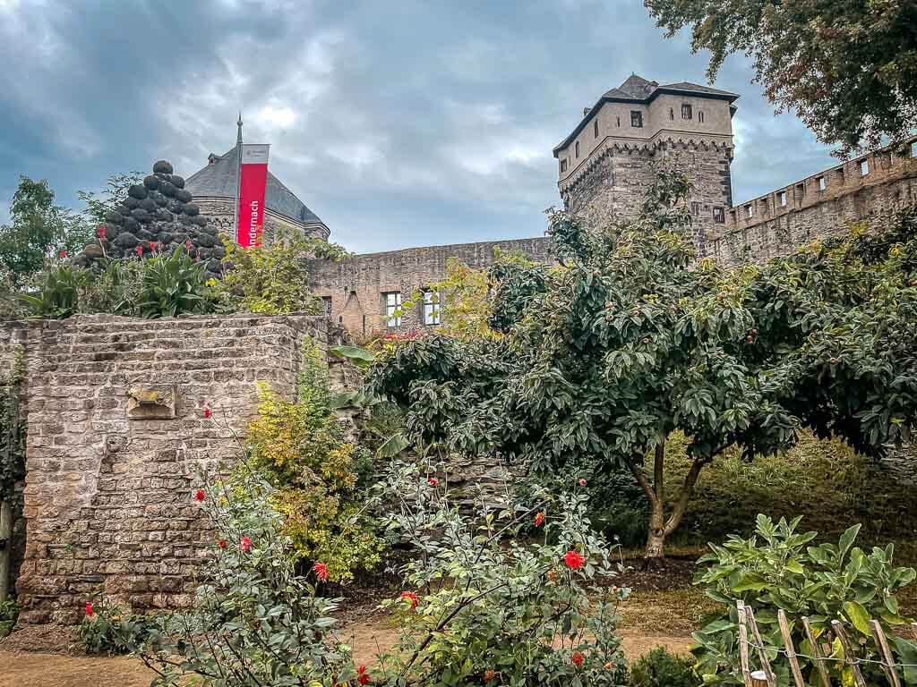 Stadtmauer und Beete in Andernach, der essbaren Stadt am Romantischen Rhein