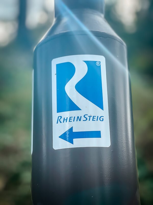 Markierung des Rheinsteigs am Romantischen Rhein