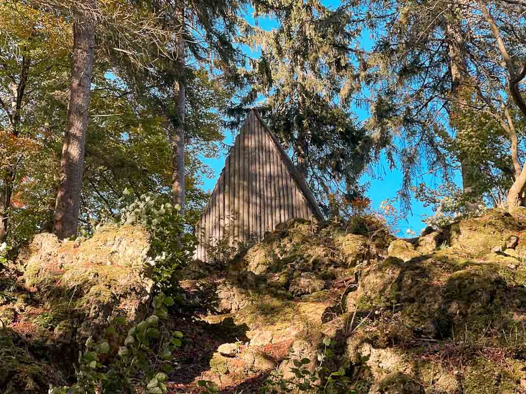 Schutzhütte Burgblick in den Gerolsteiner Dolomiten beim Wandern in der Vulkaneifel