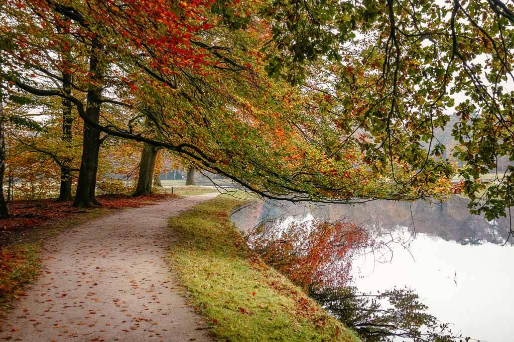 Parkanlage und Teich am Jagdschloss Sint Hubertus im Nationalpark De Hoge Veluwe