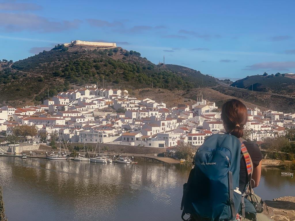 Couchflucht Sabrina Bechtold genießt die Aussicht vom Castelo Novo in Alcoutim auf die andere Flussseite.