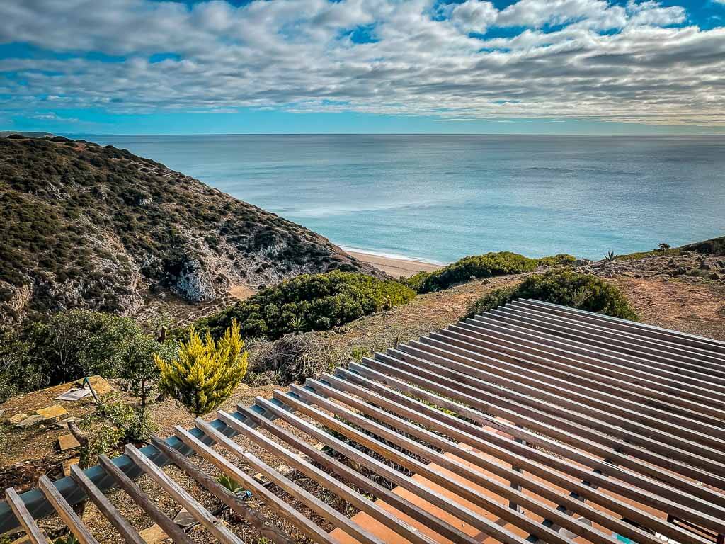 Ausblick vom Casa das Furnas auf den Strand Praia das Furnas an der Algarve