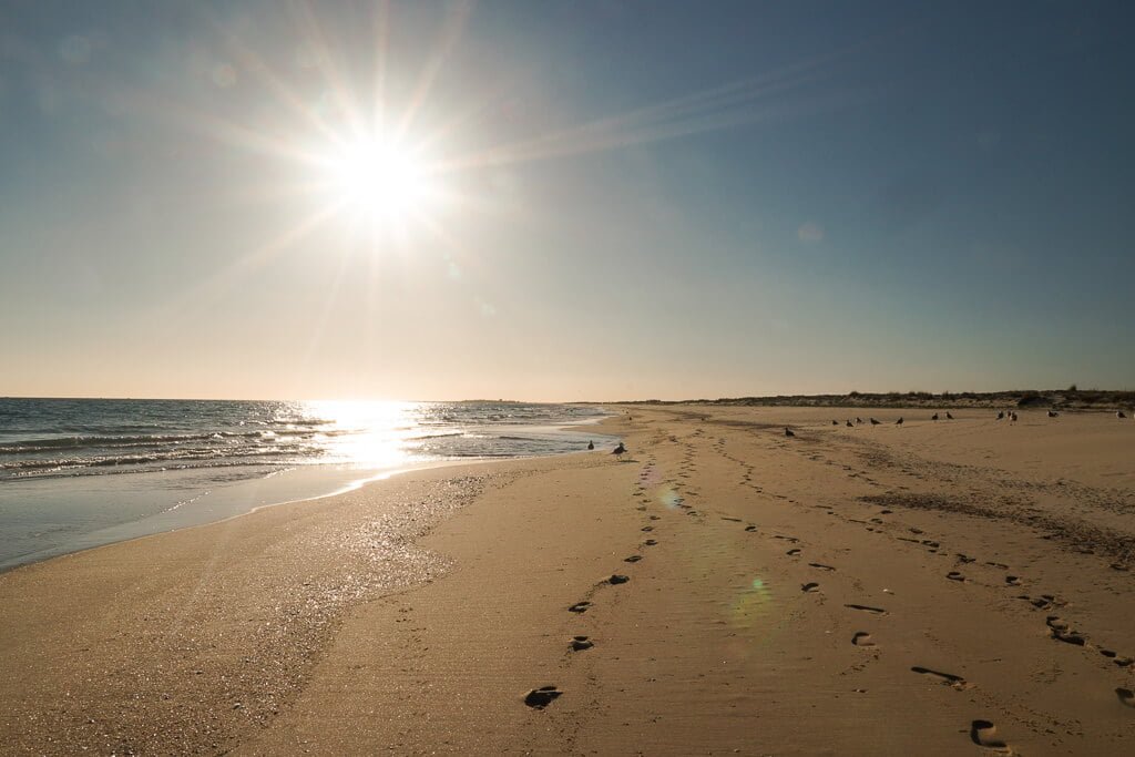 Weiter Sandstrand auf der Ilha de Cabanas bei Tavira an der Algarve