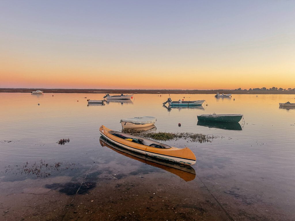 Fischerboote in Santa Luzia an der Algarve im Sonnenuntergang