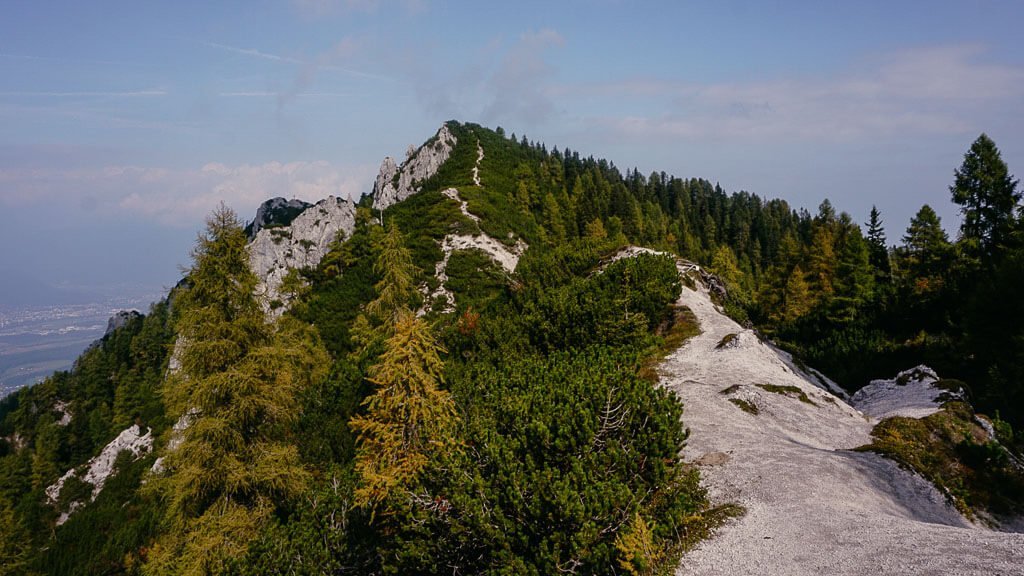 Karstgestein und schmale Wanderpfad auf dem Alpe Adria Trail am Schwarzkogel