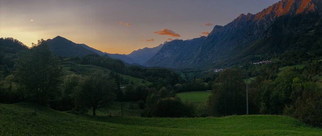 Landschaft und Bergpanorama bei Dreznica im Soca Tal