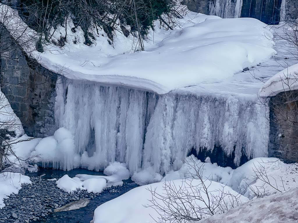 Vereister Wasserfall beim Winterwandern in Saalbach Hinterglemm