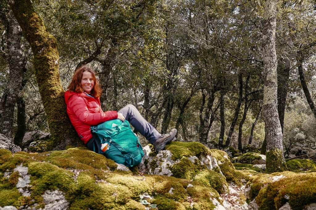Couchflucht Sabrina Bechtold bei der Pause in einem Steineichenwald auf dem GR 221 in der Serra de Tramuntana