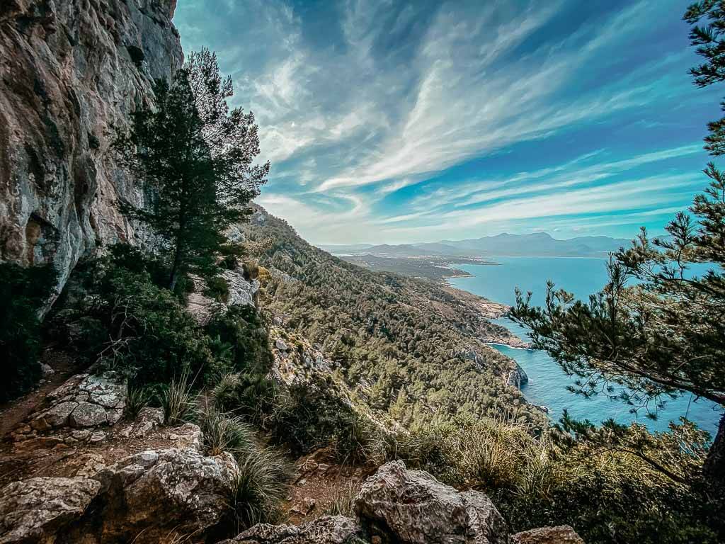 Wanderweg an der Küste zum Aussichtspunkt Penya des Migdia in der Serra de Tramuntana
