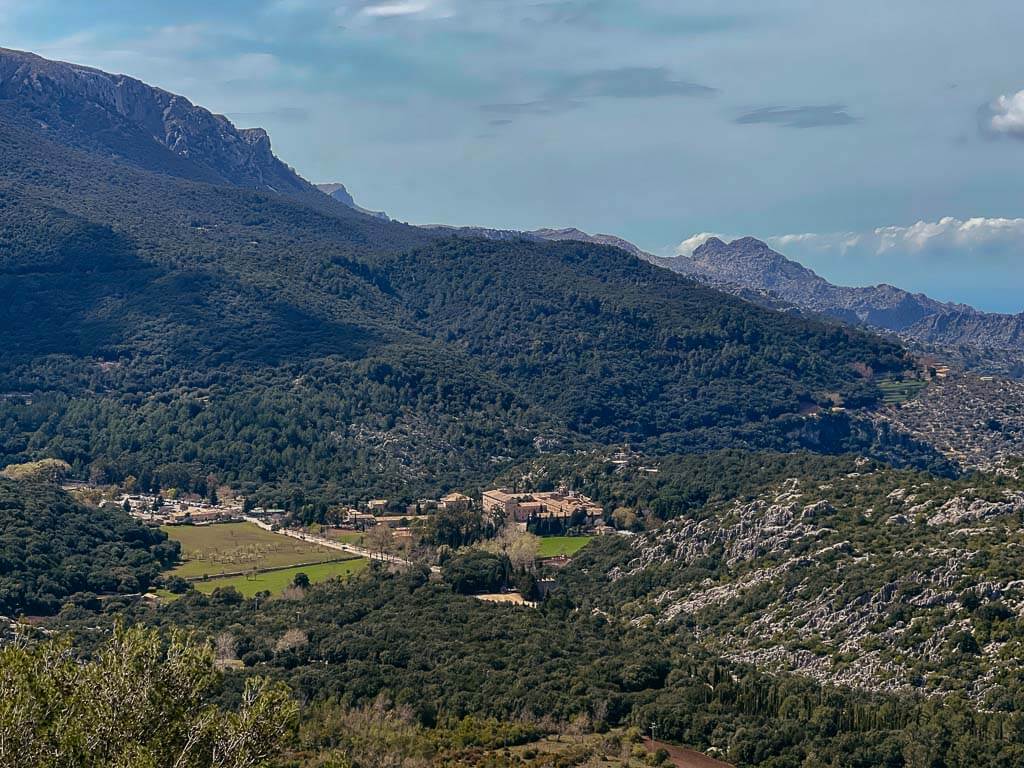 Ausblick vom Mirador del Foment de Son Amer auf Lluc und die Serra de Tramuntana.