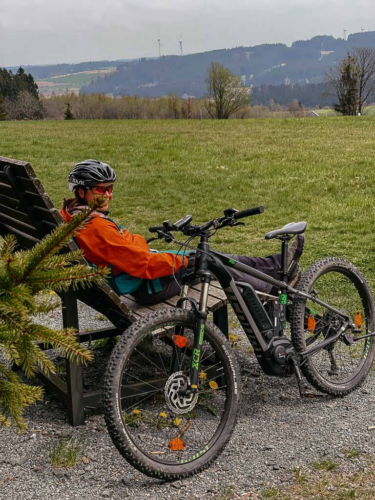 Couchflucht macht Pause auf einer Bank beim Mountainbiken im Frankenwald