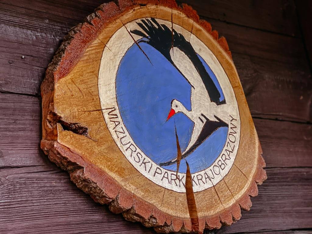 Storch auf dem Symbol des Masurischen Landschaftsparks