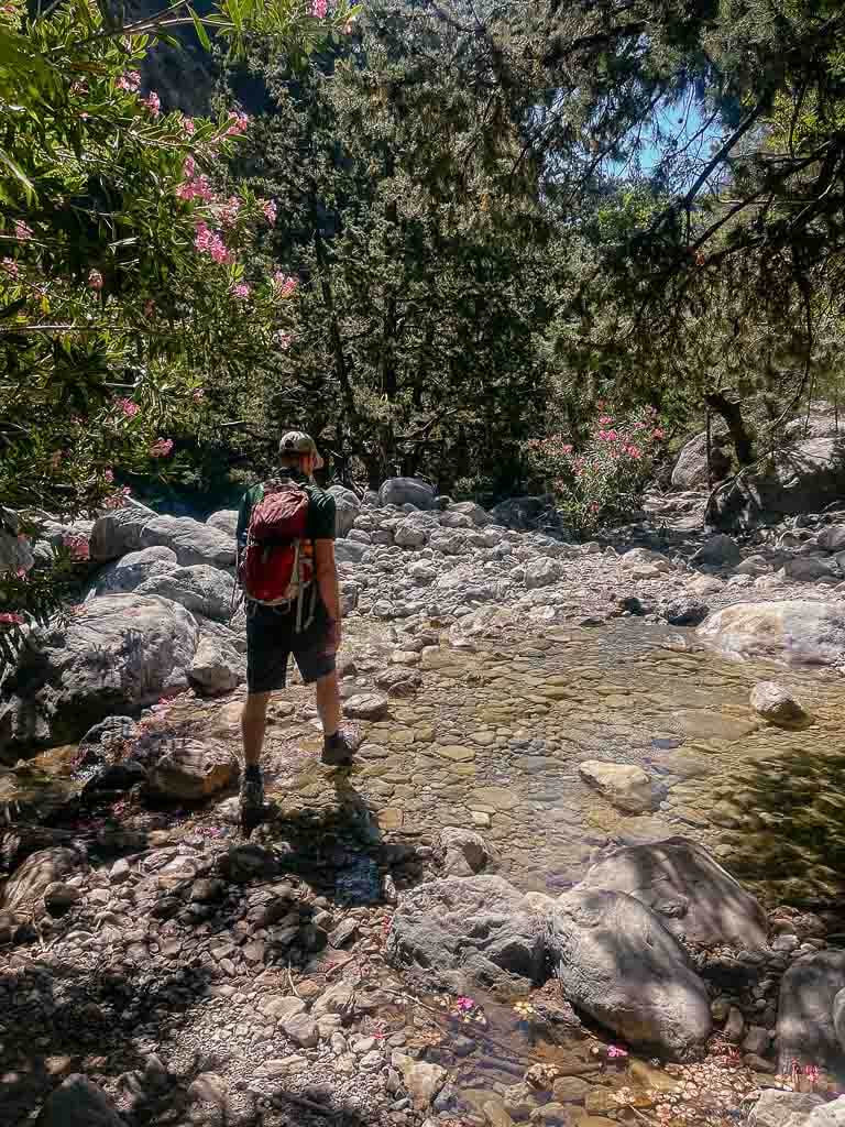 Kretas Schluchten - Wanderer überquert Bach in der Samaria Schlucht