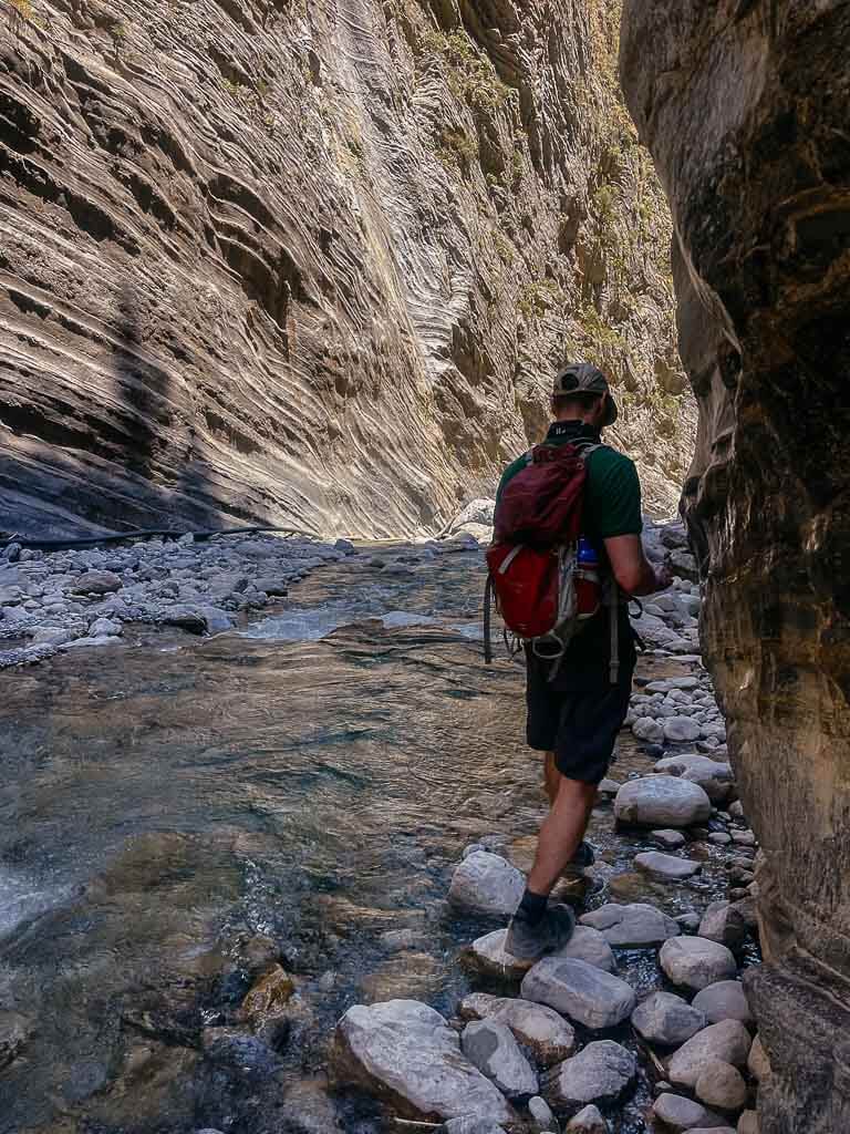 Wanderer in Samaria Schlucht auf Kreta