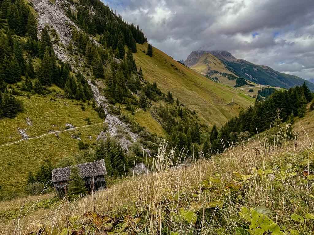 Berglandschaft bei Warth in Vorarlberg auf dem Lechweg