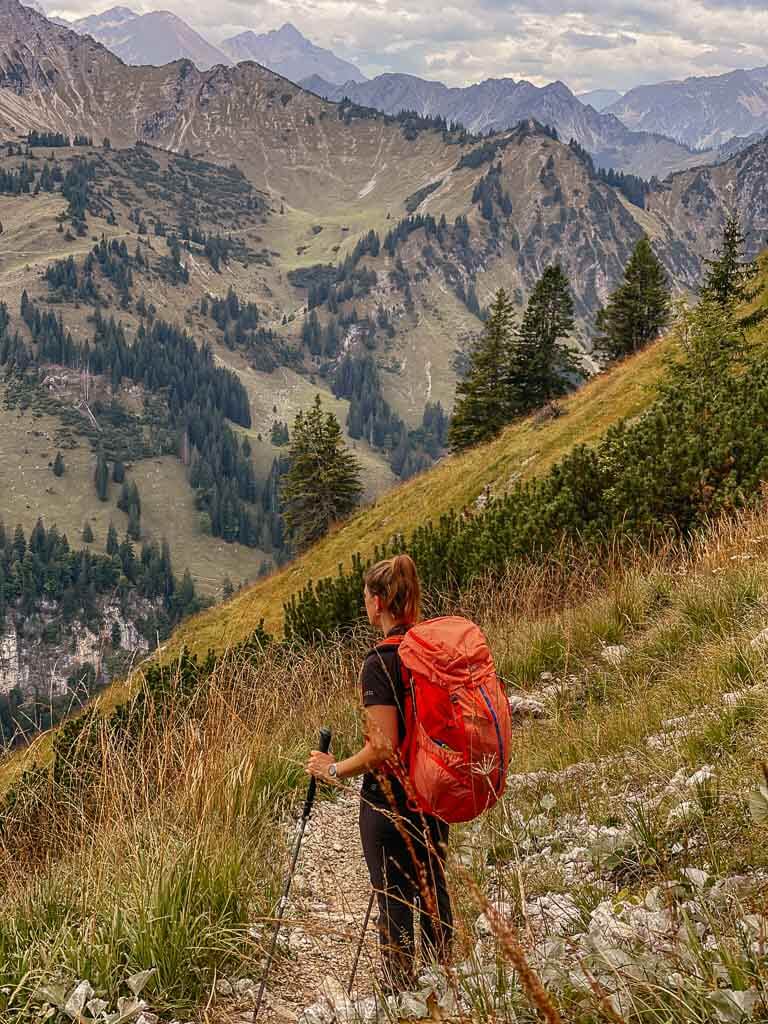 Wandertrilogie Allgäu Wanderer auf dem Gleitweg bei Oberstdorf vor Bergpanorama