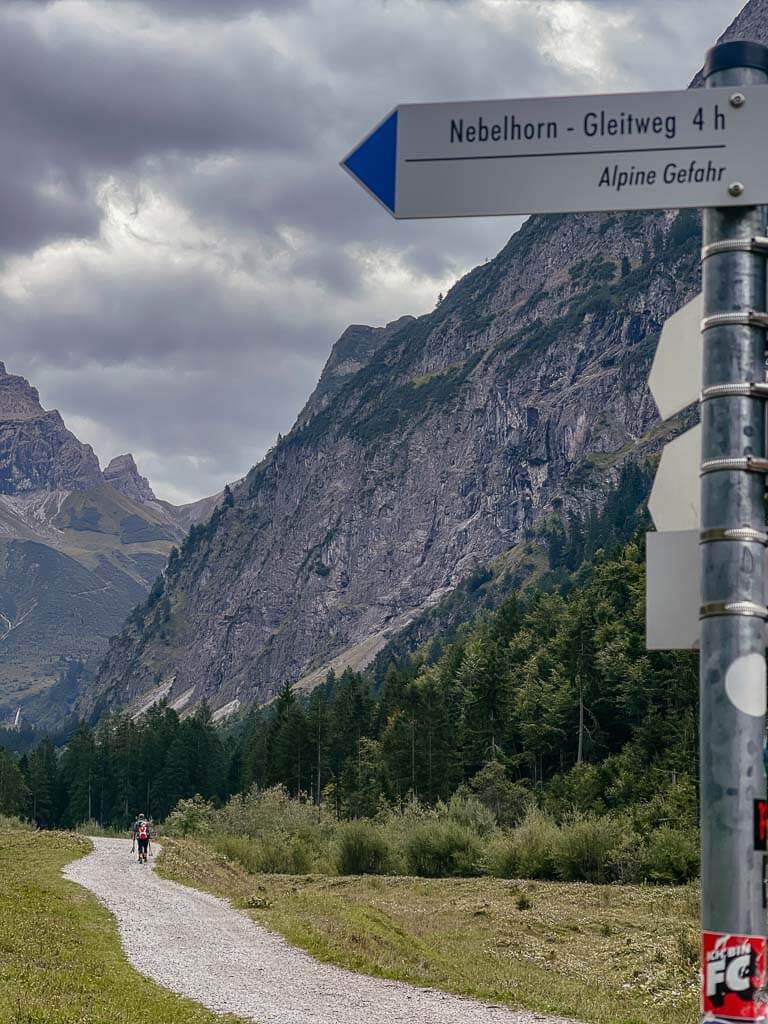 Schild zum Wanderweg Gleitweg von Oberstdorf zum Nebelhorn im Allgäu