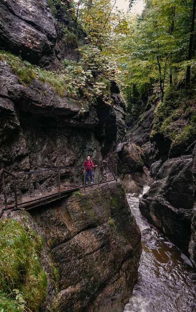 Abenteuerlicher Felsenweg in der Starzlachklamm beim Wandern auf der Wandertrilogie Allgäu