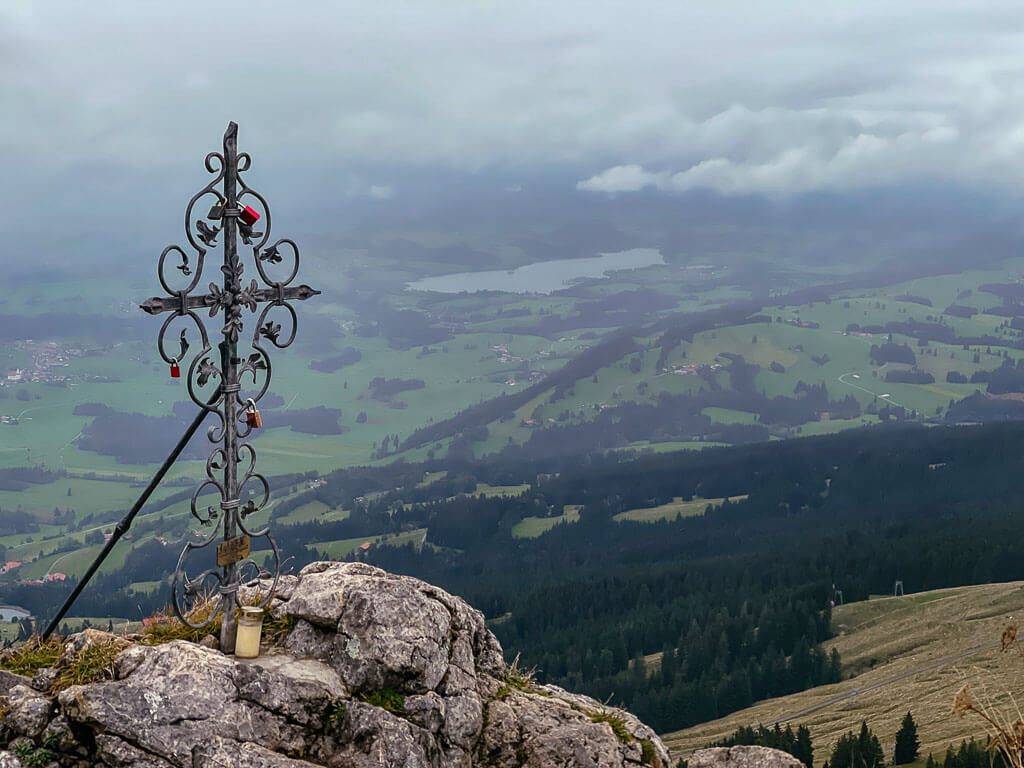 Panorama vom Gipfelkreuz des Grünten im Allgäu