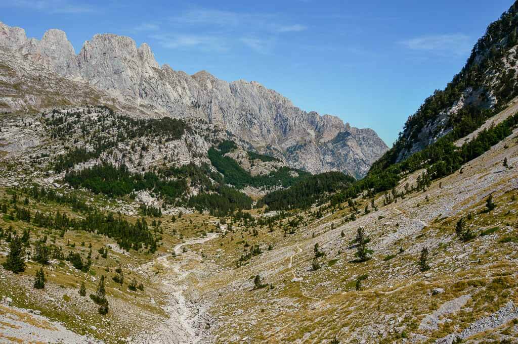 Karstfelsen auf dem Wanderweg Peaks of the Balkans zwischen Vusanje und Theth