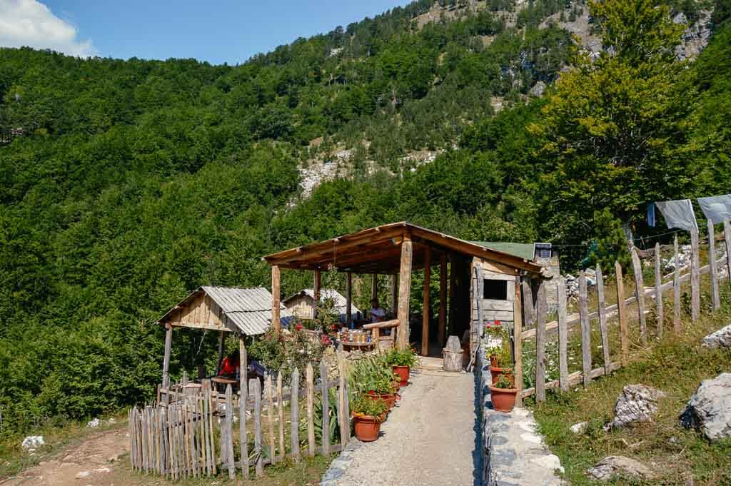 Peaks of the Balkans Bauernhof auf dem Wanderweg von Theth nach Valbone