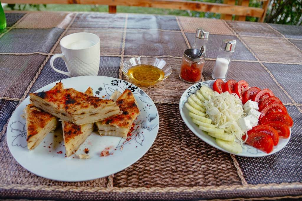 Peaks of the Balkans - Leckere Einkehr in einem lokalen Restaurant