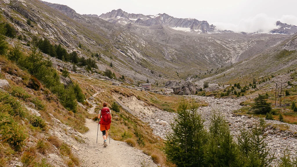 Wandern im Saastal zum Berghotel Almageller Alp mit Couchflucht