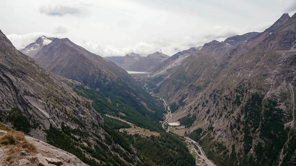Wandern auf dem Almageller Höhenweg im Saastal mit Blick auf den Mattmark Stausee