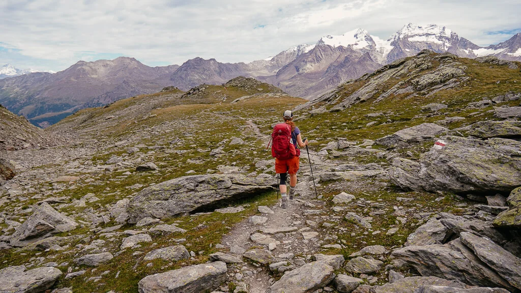 Saastal wandern auf dem Steinwildpfad beim Senggflüe Grat