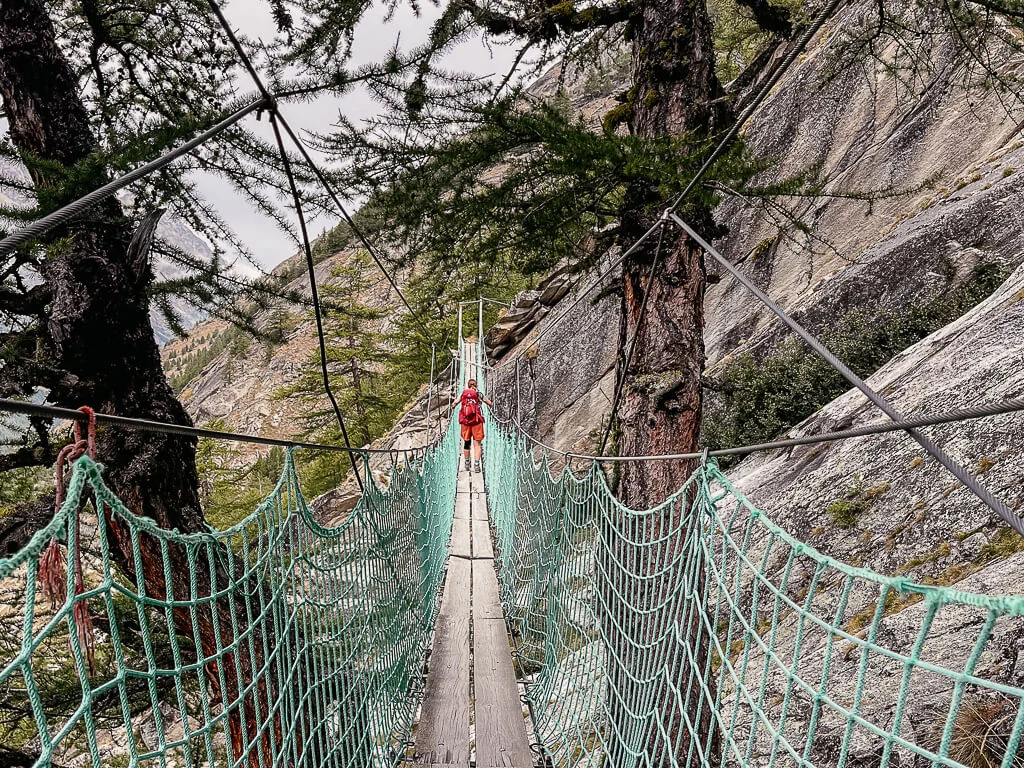 Couchflucht beim wandern im Saastal auf der Hängebrücke des Erlebniswegs Almagell