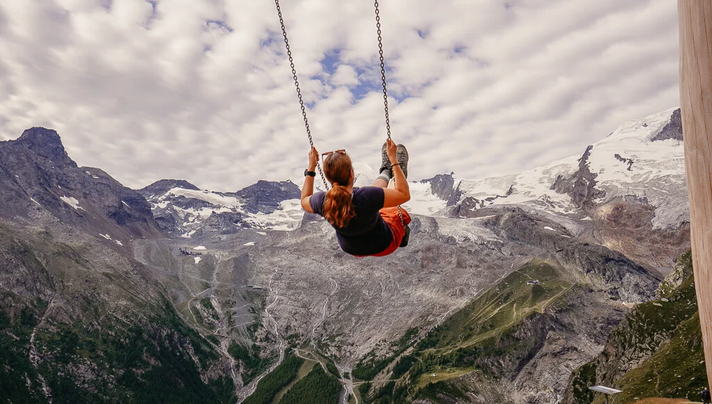 Glacier Swing Schaukel über dem Feegletscher an der Hannig Bergstation in Saas-Fee im Saastal