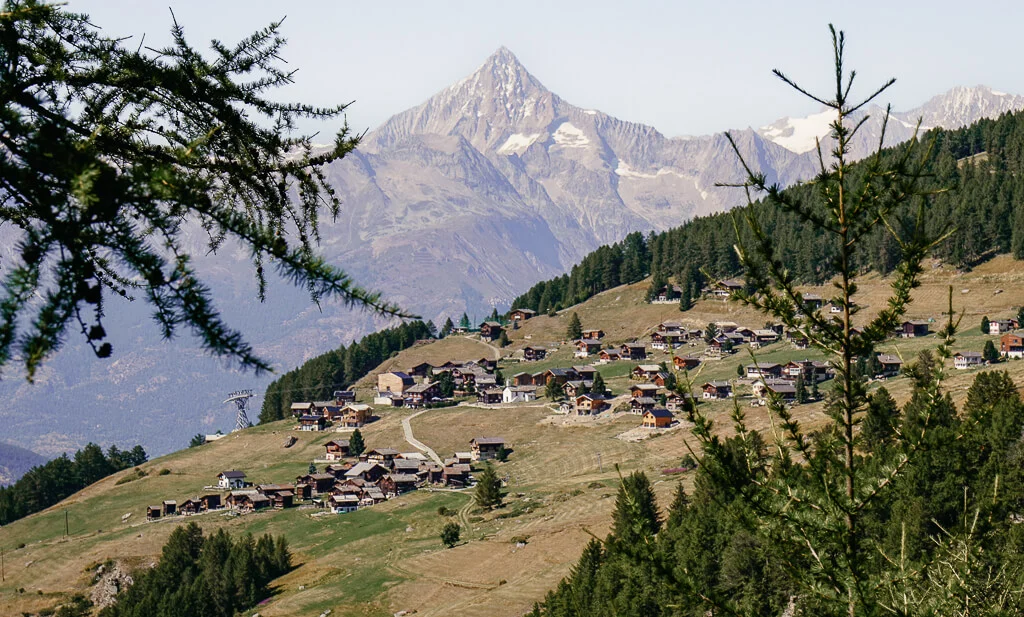 Wandern in Saastal auf dem Gsponer Höhenweg ins Bergdorf Gspon