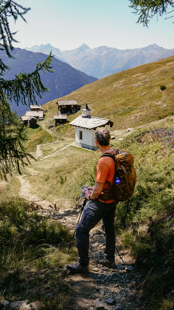 Wandern auf dem Gsponer Höhenweg im Saastal an der Kapelle von Finilu