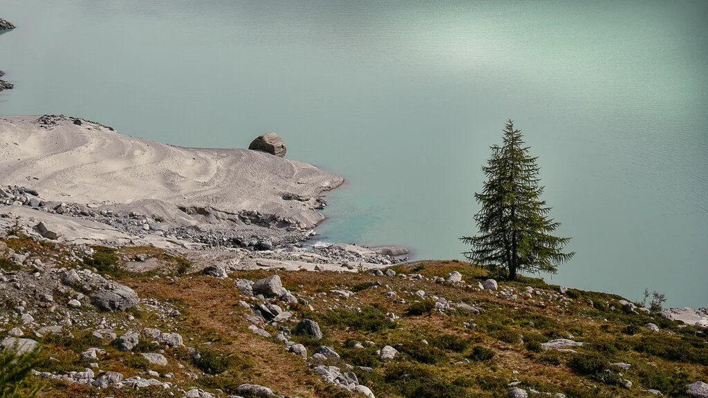 Landschaft am Mattmark Stausee beim wandern im Saastal