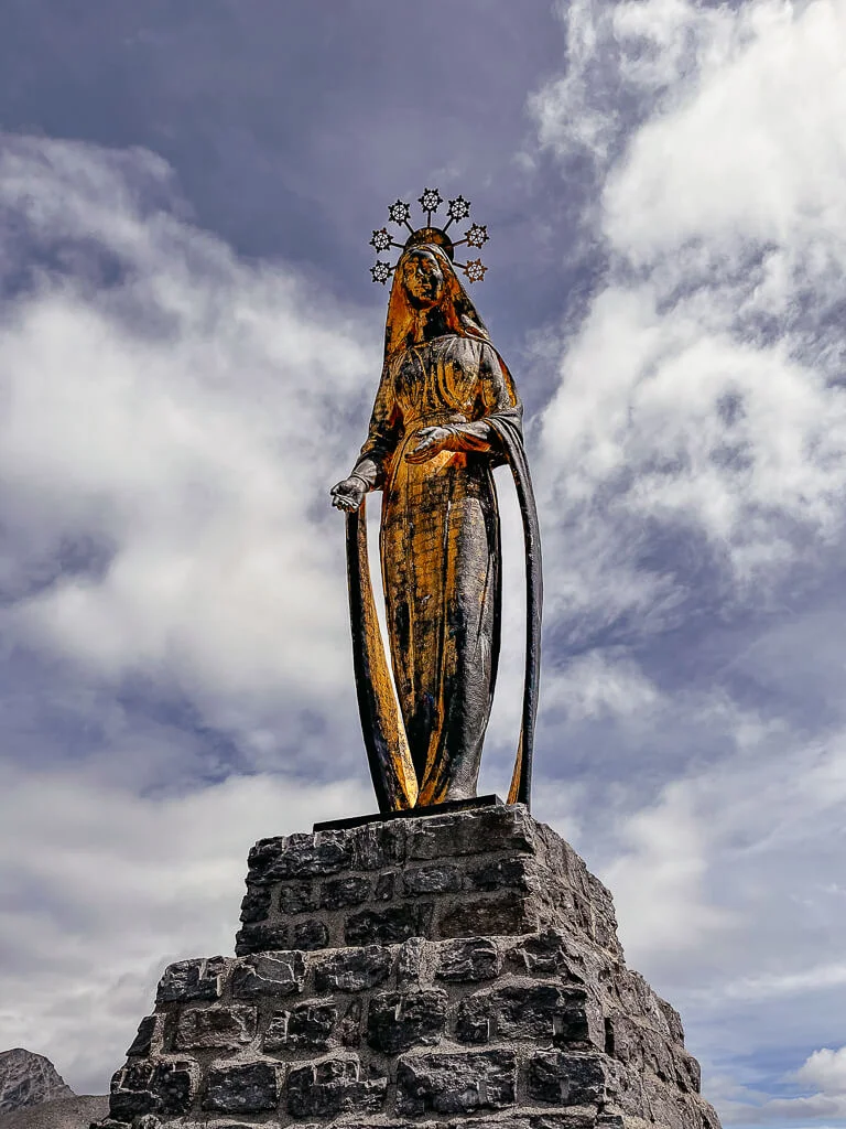 Goldene Madonna beim wandern am Monte-Moro-Pass im Saastal