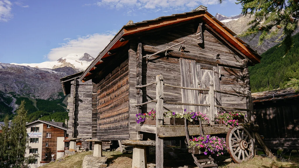 Einige der typischen denkmalgeschützten Walliser Spycher-Häuser im Dorfkern von Saas-Fee