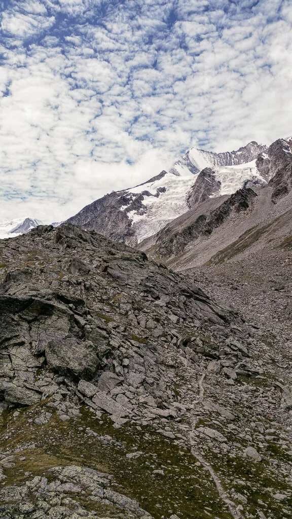Wandern im Saastal in der Felsenlandschaft auf dem Steinwildpfad