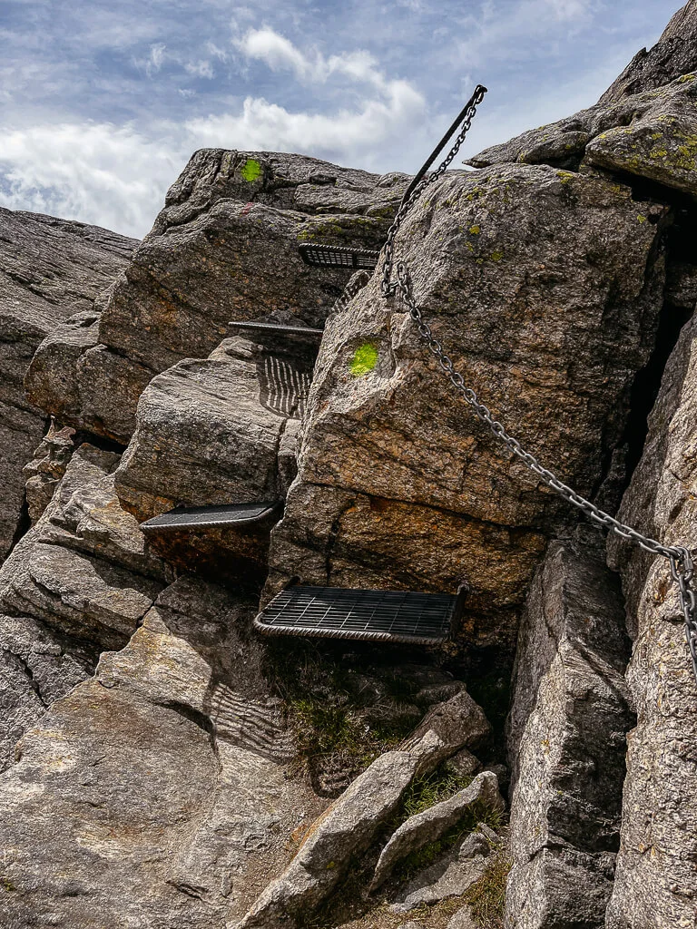 Abenteuerlicher Weg am Monte-Moro-Pass beim wandern im Saastal