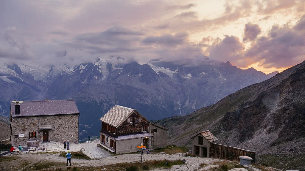 Sonnenuntergang an der Weissmieshütte im Saastal auf 2.726 Metern
