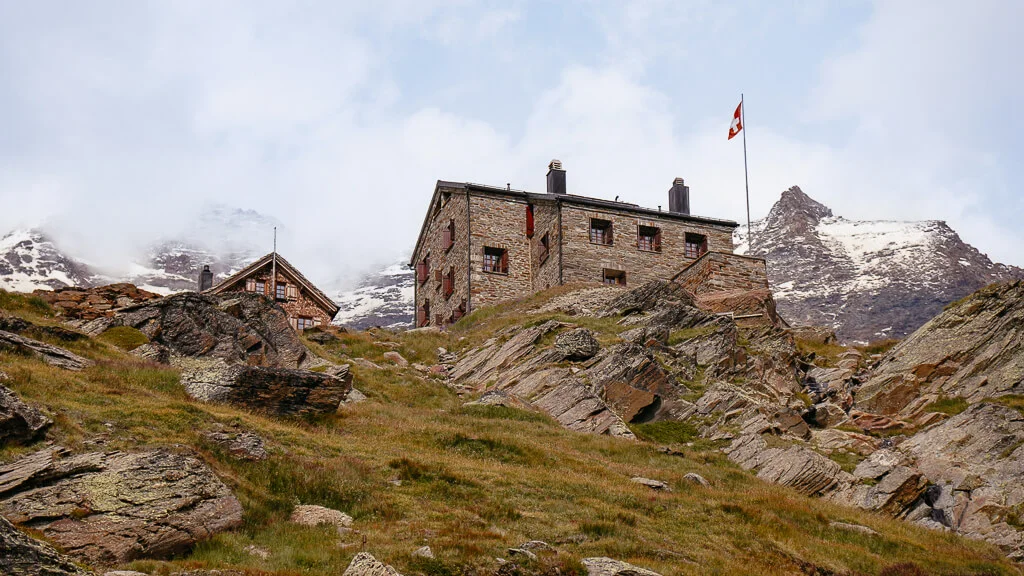 Weissmieshütte beim wandern im Saastal