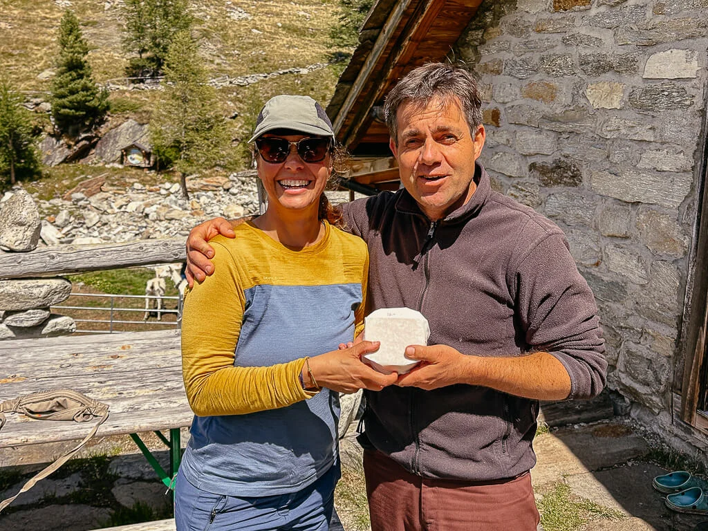 Couchflucht kauft Ziegenkäse an der Furggalp bei Furggstalden im Saastal
